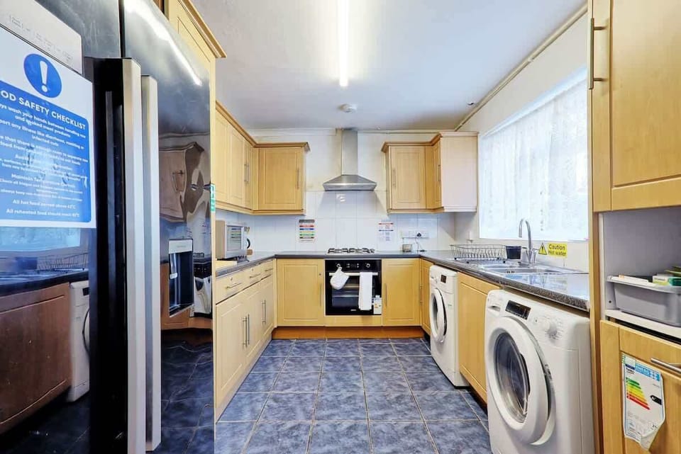 Our country-style kitchen is fully equipped with a cooker, toaster, kettle, and plenty of cooking essentials — perfect for preparing hearty breakfasts or relaxed evening meals.