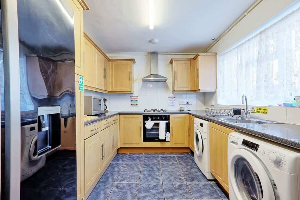 Our country-style kitchen is fully equipped with a cooker, toaster, kettle, and plenty of cooking essentials — perfect for preparing hearty breakfasts or relaxed evening meals.