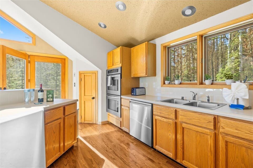 Kitchen: Drip coffee maker, Keurig, blender, kettle, cooking utensils, tableware 