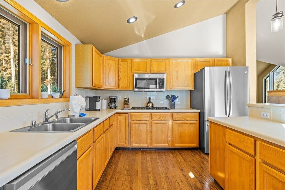Kitchen: Drip coffee maker, Keurig, blender, kettle, cooking utensils, tableware 