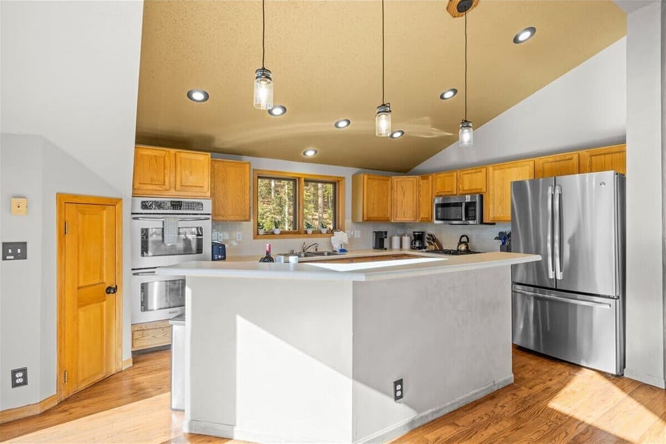 Kitchen: Drip coffee maker, Keurig, blender, kettle, cooking utensils, tableware 