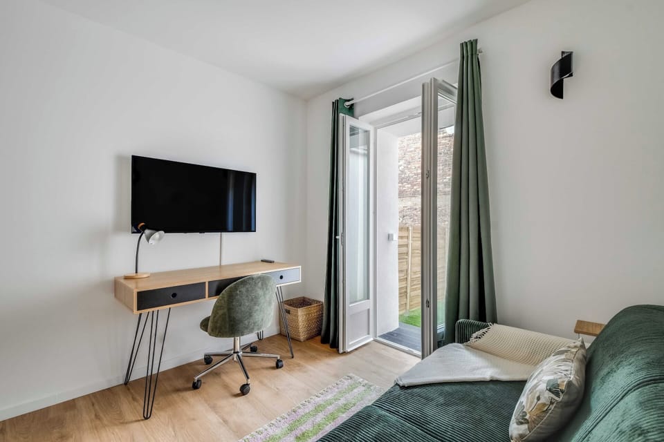 Apartment | Laptop workspace, iron/ironing board, WiFi (free), bed sheets