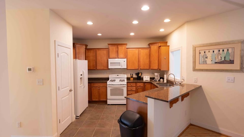 Kitchen | Open Layout | Wood Cabinets