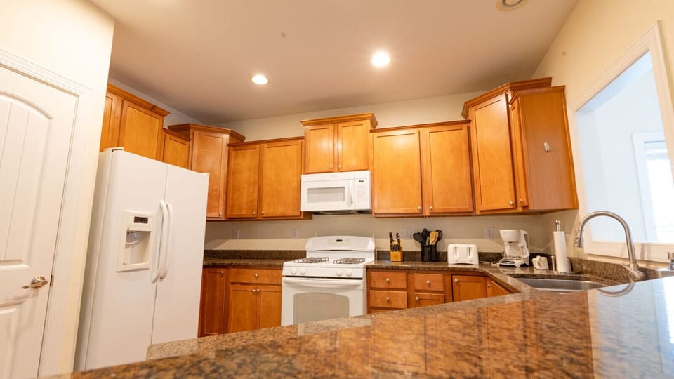 Kitchen | Open Layout | Wood Cabinets