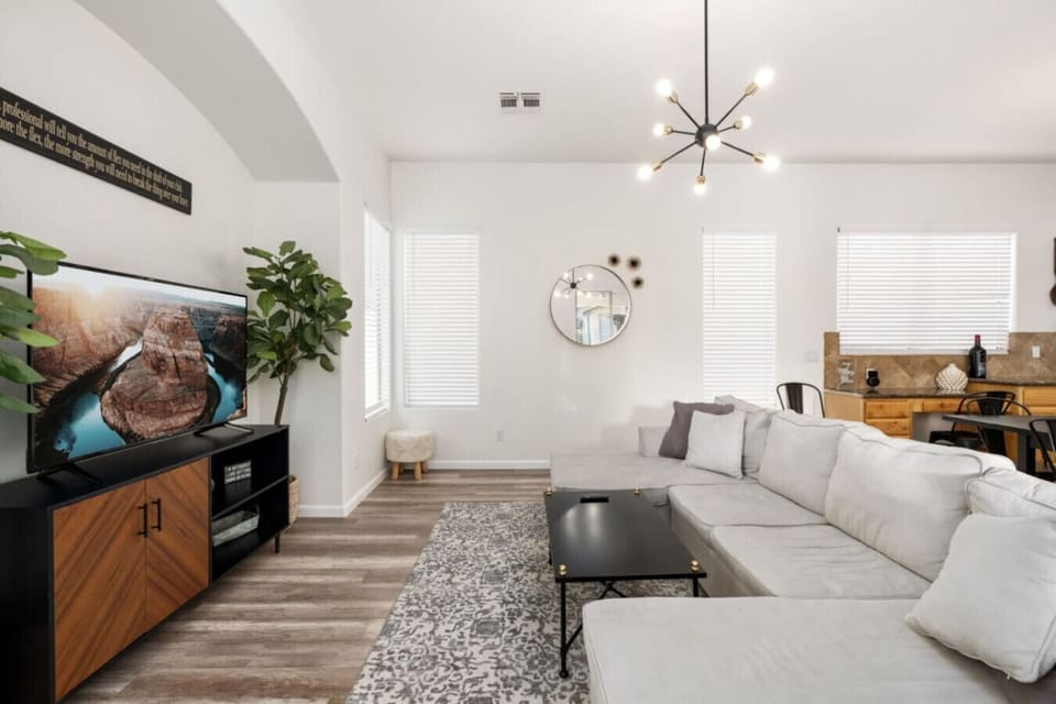 The Thirsty Cactus: Spacious Oasis Pool & Spa, Chandler, Arizona | Hosted by Rather Be Properties