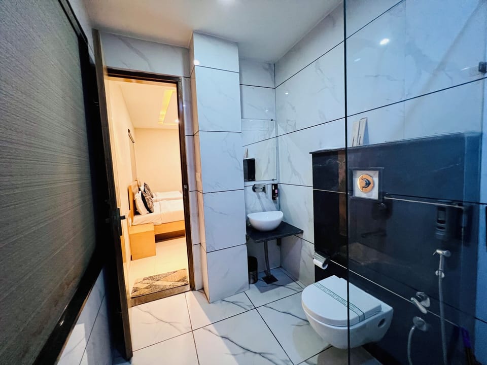 Grand Studio Suite | Bathroom | Rainfall showerhead, free toiletries, hair dryer, slippers
