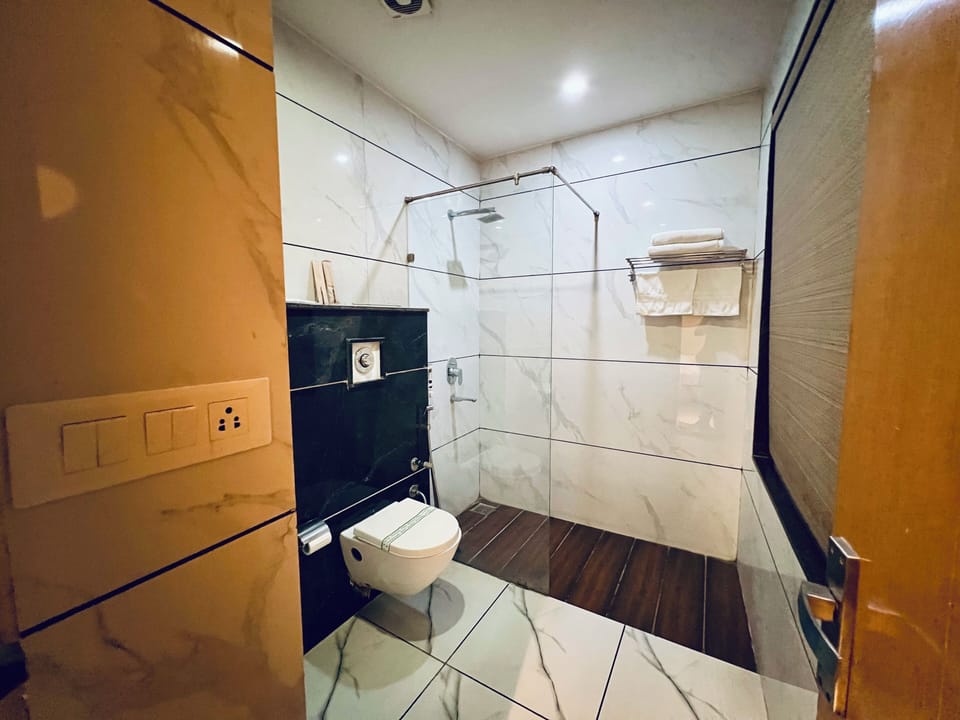 Grand Studio Suite | Bathroom | Rainfall showerhead, free toiletries, hair dryer, slippers