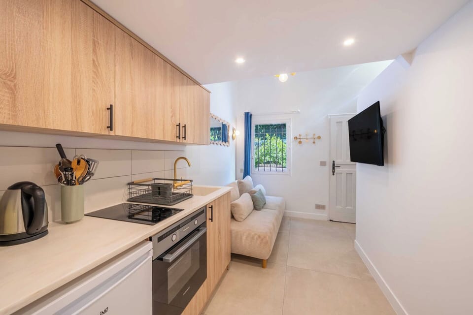 House | Private kitchen | Fridge, oven, stovetop, coffee/tea maker