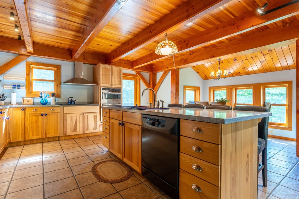 Kitchen & Dining