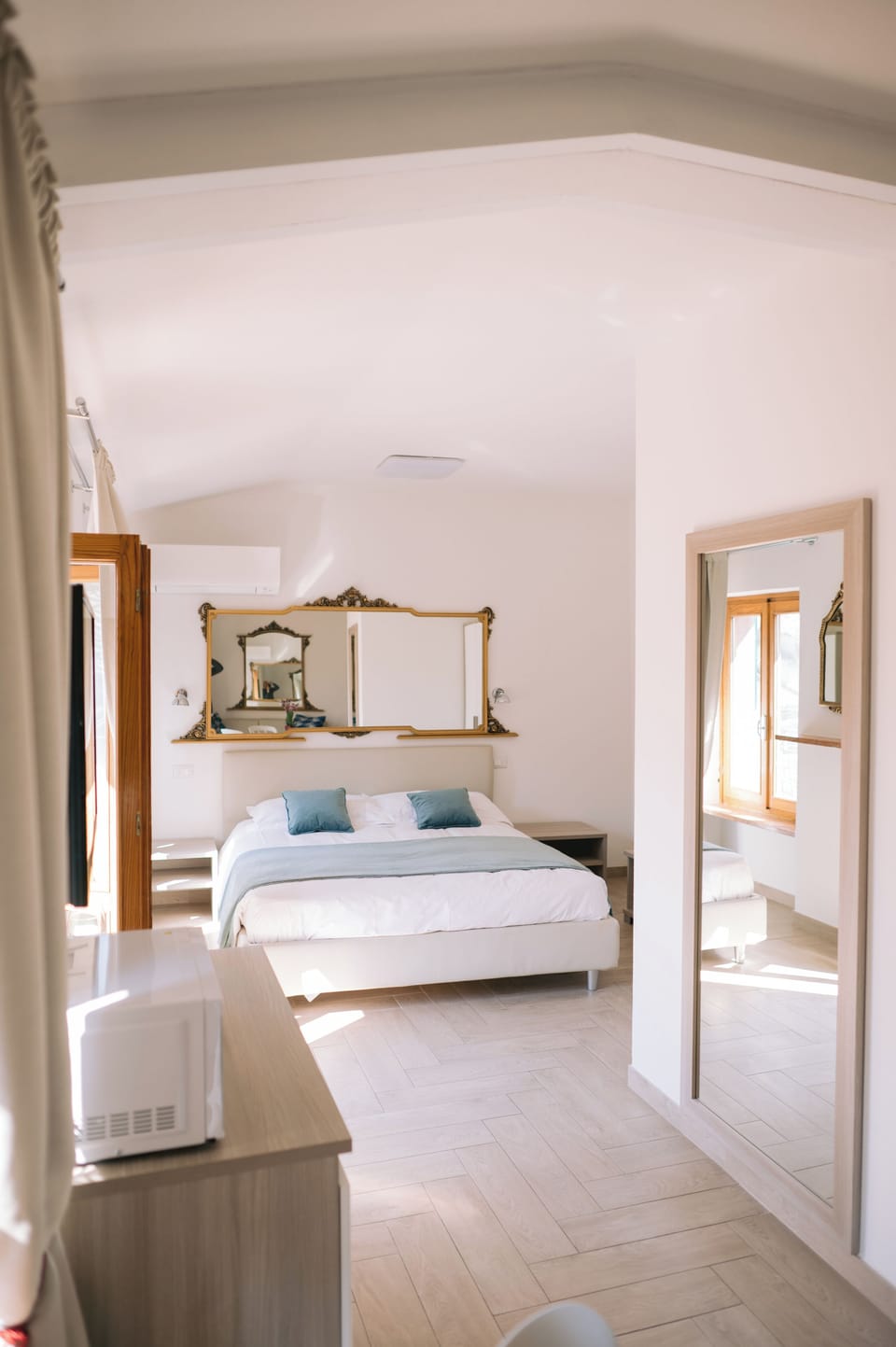 Junior Suite, Balcony | Minibar, iron/ironing board, free WiFi