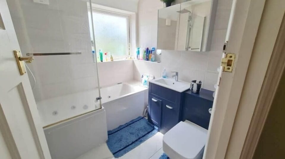 Bright spacious bath Spa Feel with Jacuzzi