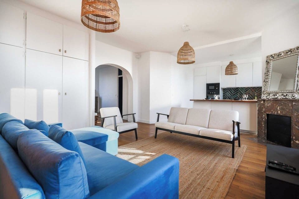 Apartment | Living area | Fireplace