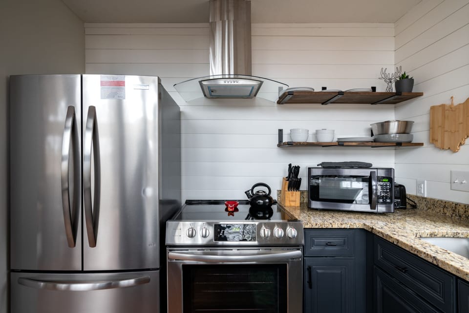 Alternate view of kitchen - papertowels, scrub sponge and dishsoap are provided