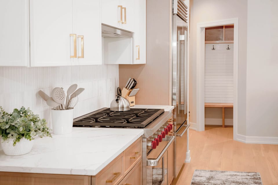 Fully stocked kitchen, perfect for enjoying a meal in with friends and family.