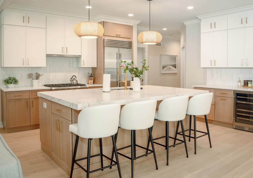 Oversized island with additional seating for 4.