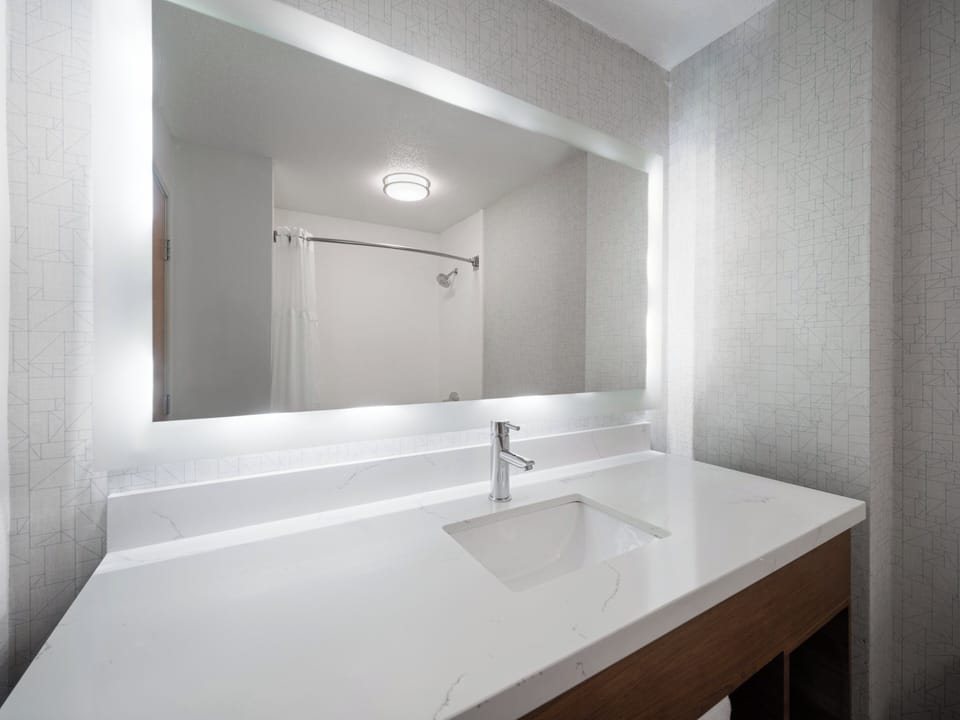 Combined shower/tub, free toiletries, hair dryer, towels