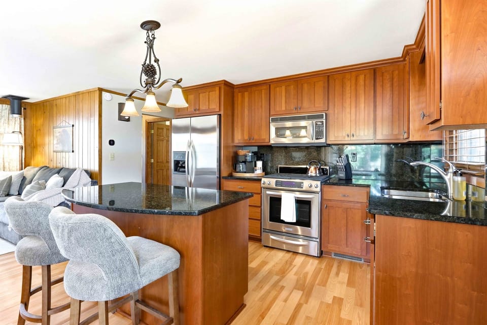 Cook and dine with ease in a well-equipped kitchen space.