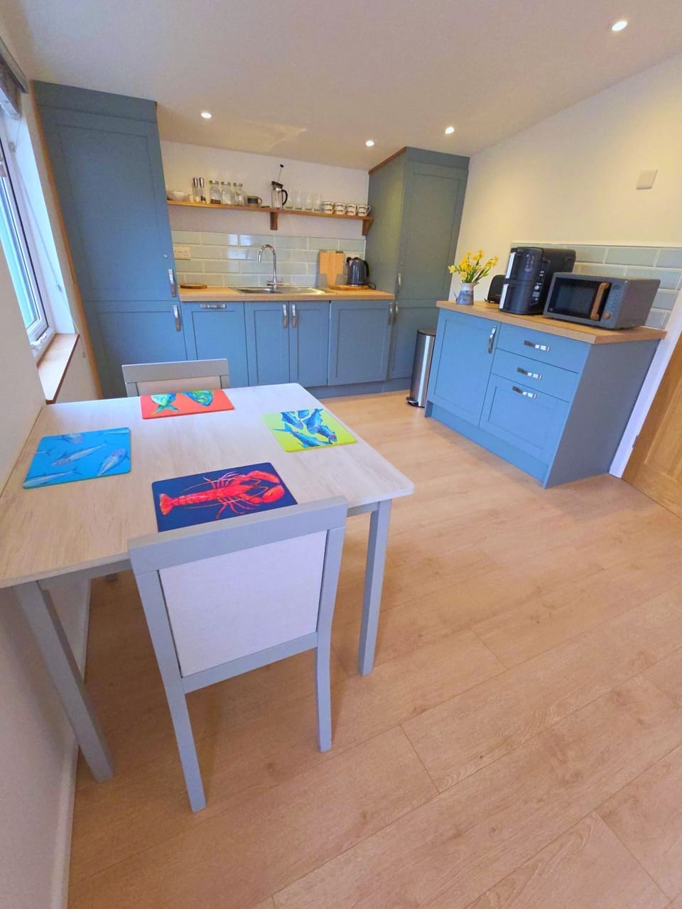 Showing the kitchenette and dining area