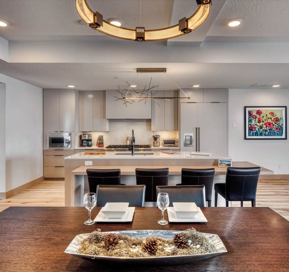 Gourmet Kitchen w/ thermadoor 6 burner stove, griddle, and so much more