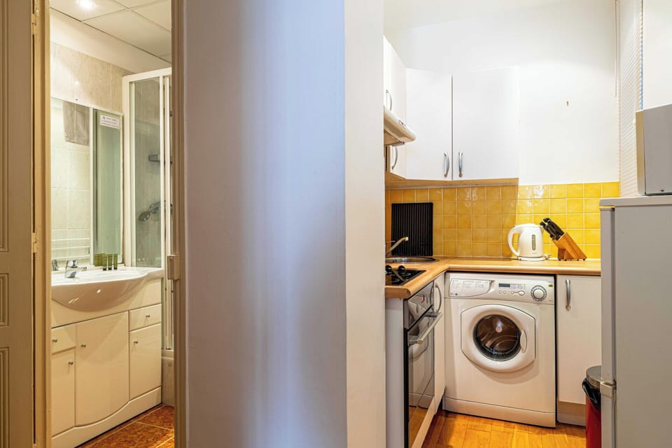 Apartment | Private kitchen | Fridge, microwave, oven, stovetop