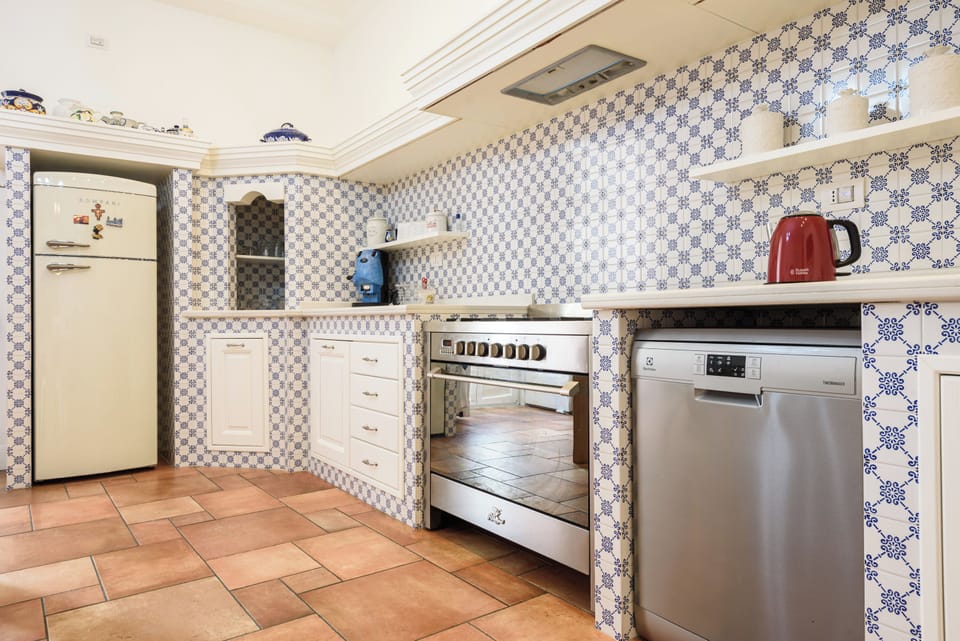 Apartment (3 Bedrooms) | Private kitchen | Espresso maker, oven, electric kettle