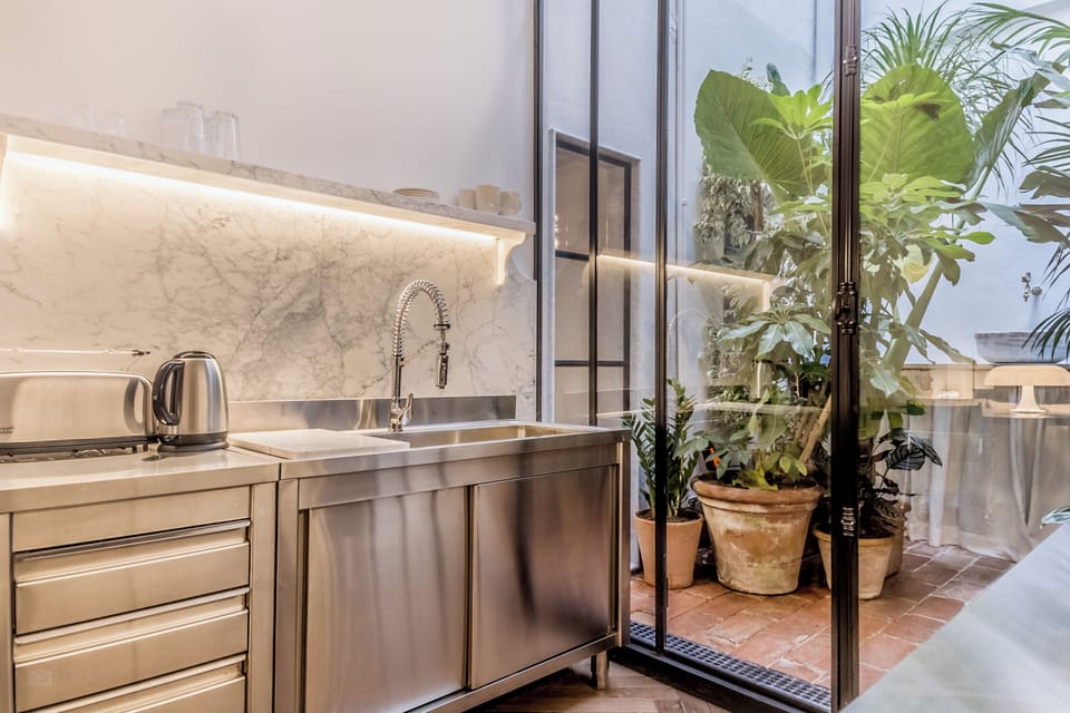 Apartment (0 Bedroom) | Private kitchen | Stovetop, electric kettle, cookware/dishes/utensils