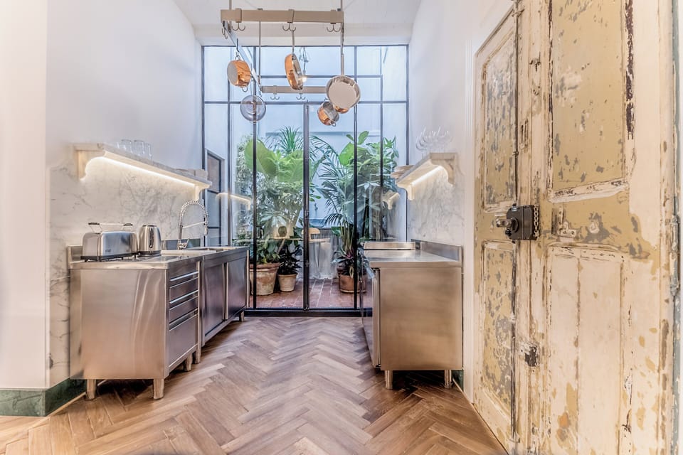 Apartment (0 Bedroom) | Private kitchen | Stovetop, electric kettle, cookware/dishes/utensils