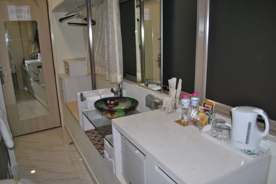 Standard Room (Queen) | Private kitchen | Coffee/tea maker, refrigerator (on request)