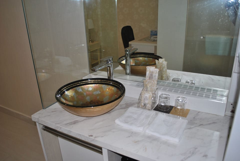 Deluxe Room (Queen) | Bathroom | Shower, free toiletries, hair dryer, bidet