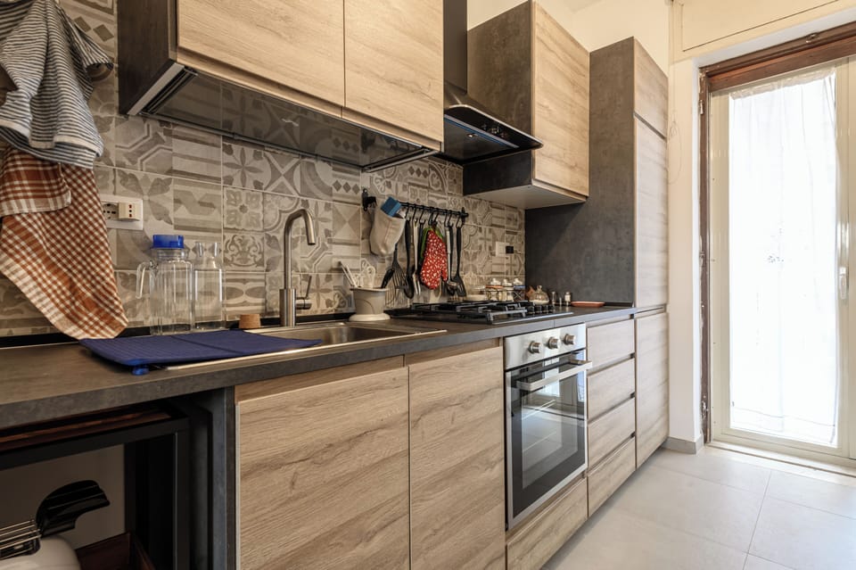 Apartment (3 Bedrooms) | Private kitchen | Microwave, oven, stovetop, electric kettle