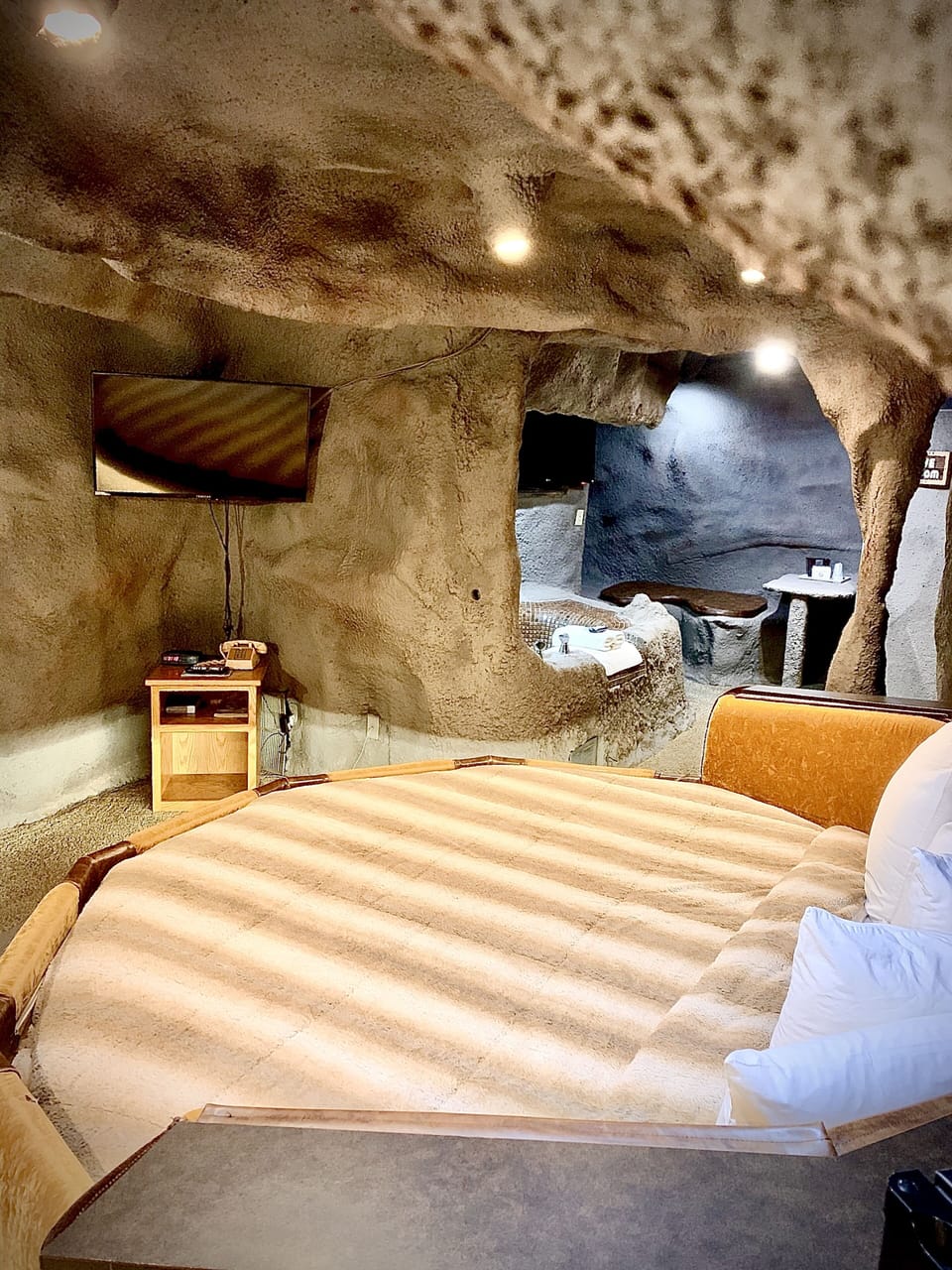 The Cave, 1 King Circle Bed (Downstairs) | Free WiFi, bed sheets