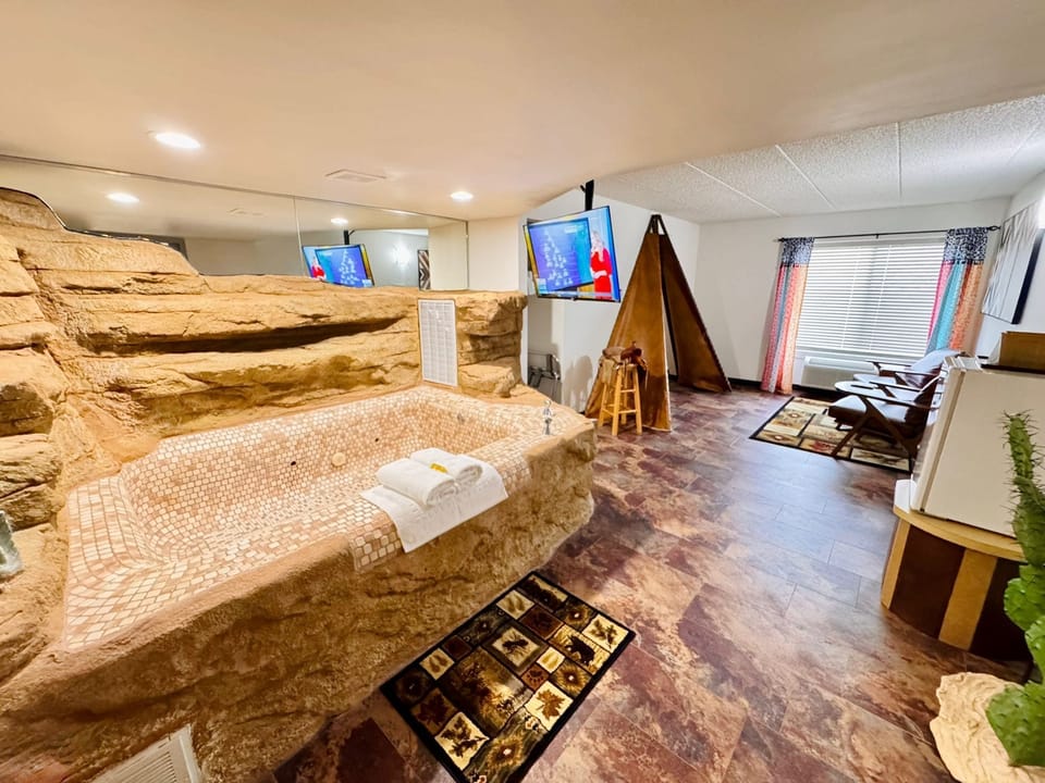 Indian Summer, 1 King Bed (Main Floor) | Free WiFi, bed sheets