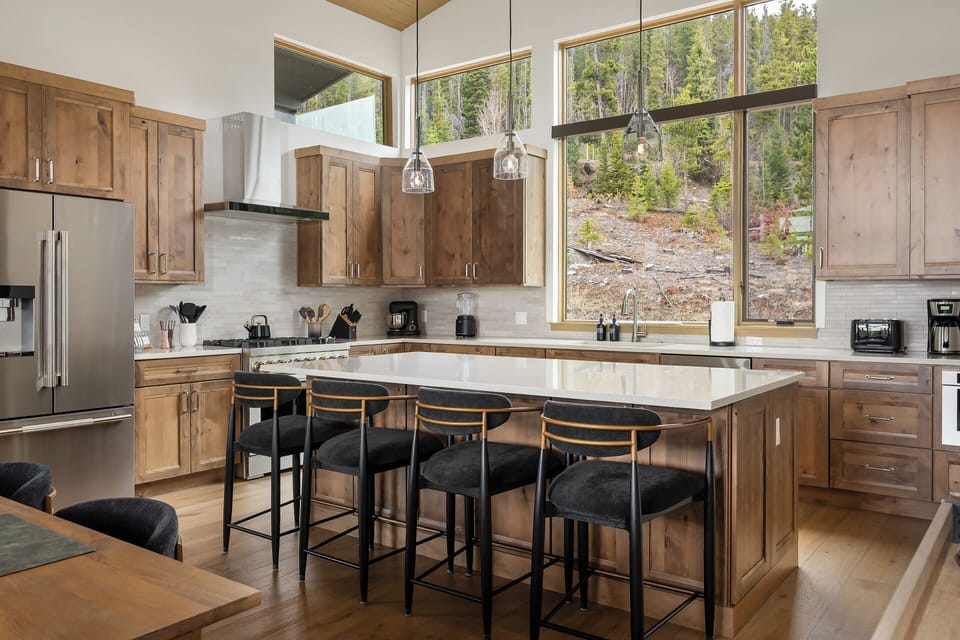 Seating for four at the breakfast bar