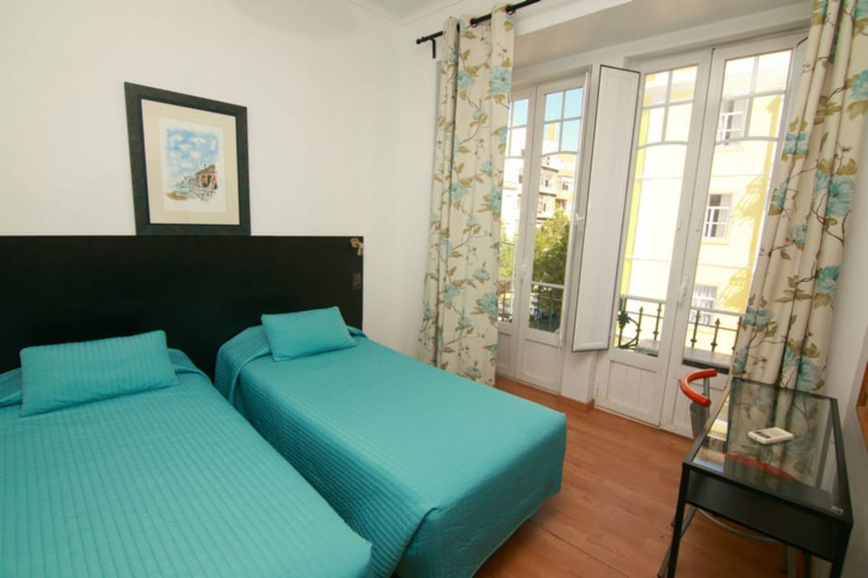 Double Room | Desk, iron/ironing board, cribs/infant beds, rollaway beds