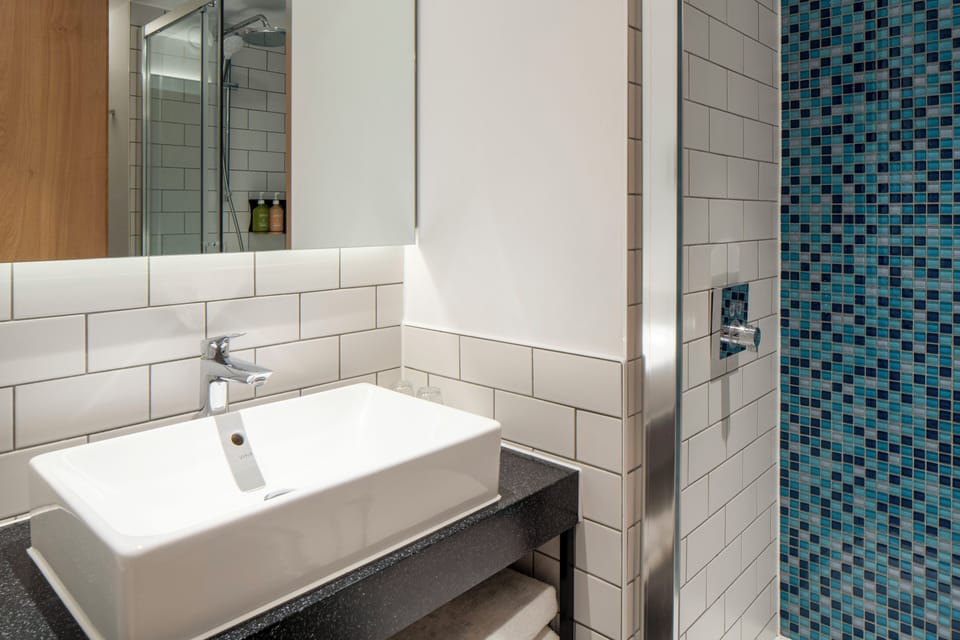 Combined shower/tub, free toiletries, hair dryer, towels