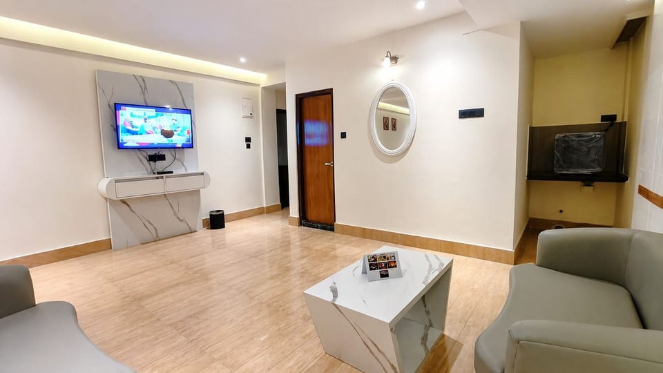 Superior Suite | Desk, bed sheets