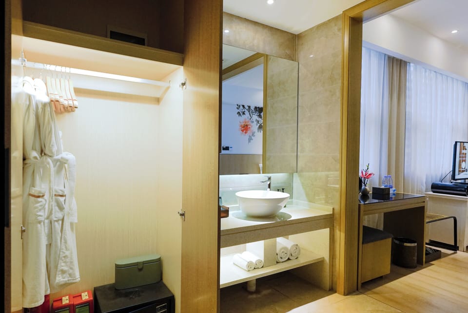 Executive Double Room | Bathroom | Rainfall showerhead, designer toiletries, hair dryer, bathrobes