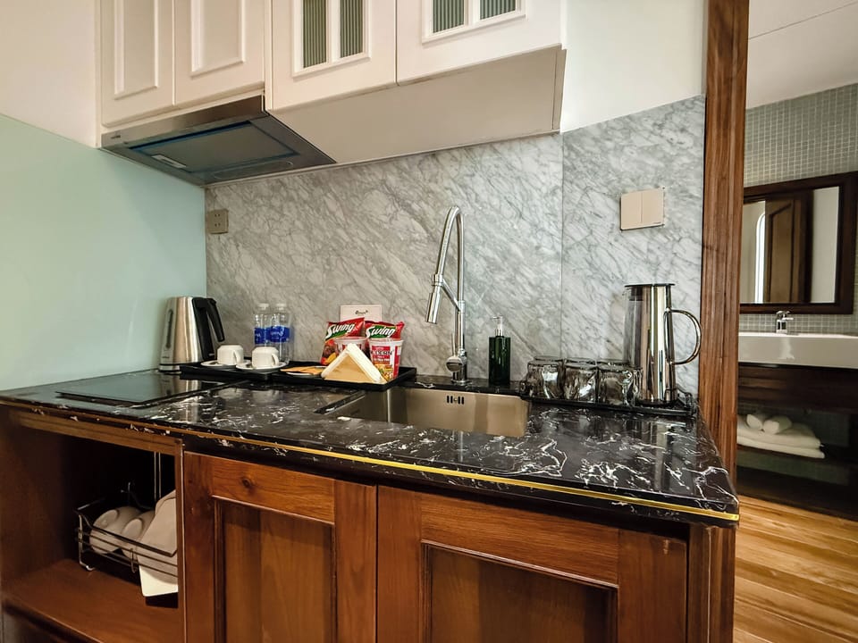 Signature Studio Suite, River View | Minibar, desk, laptop workspace, blackout drapes