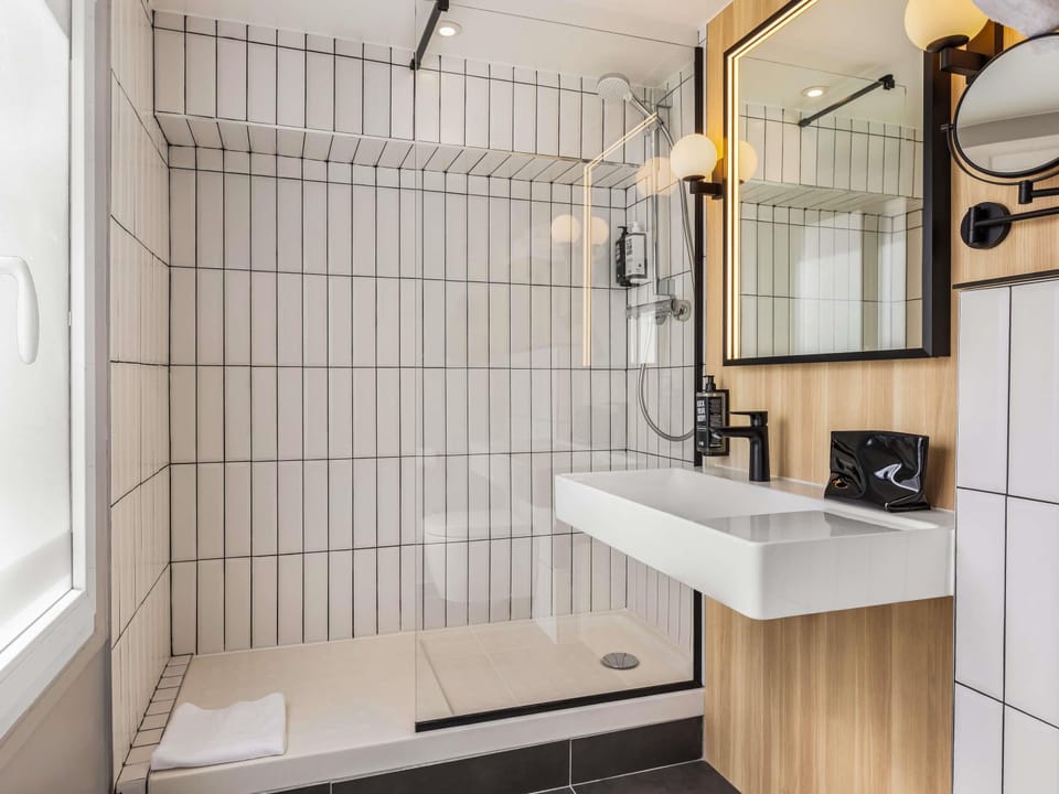 Standard Room, 1 Double Bed | In-room safe, desk, soundproofing, free WiFi
