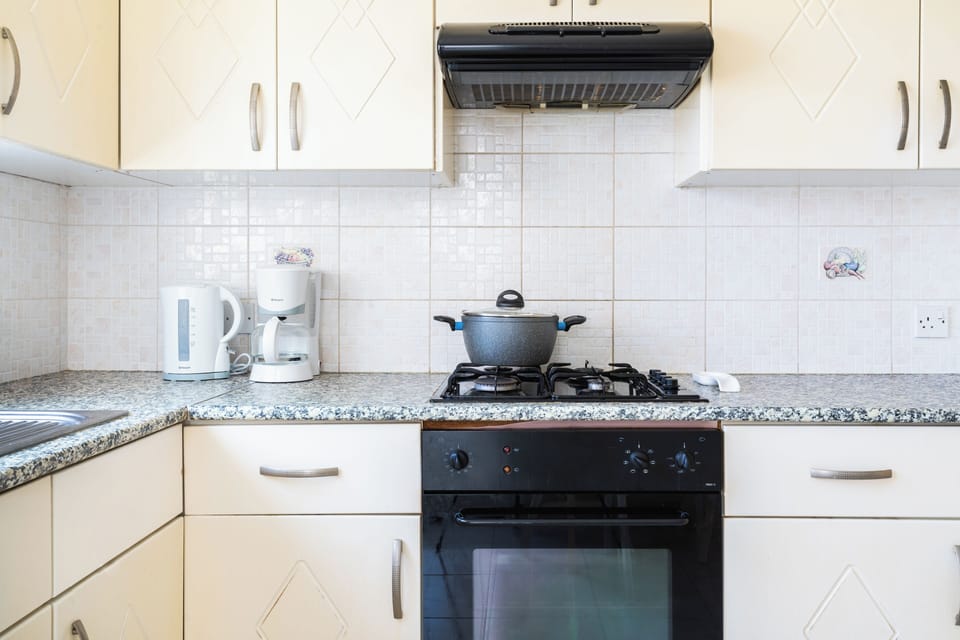 Apartment, 2 Bedrooms, Kitchen, City View | Private kitchen | Coffee/tea maker, full-size fridge, microwave, oven