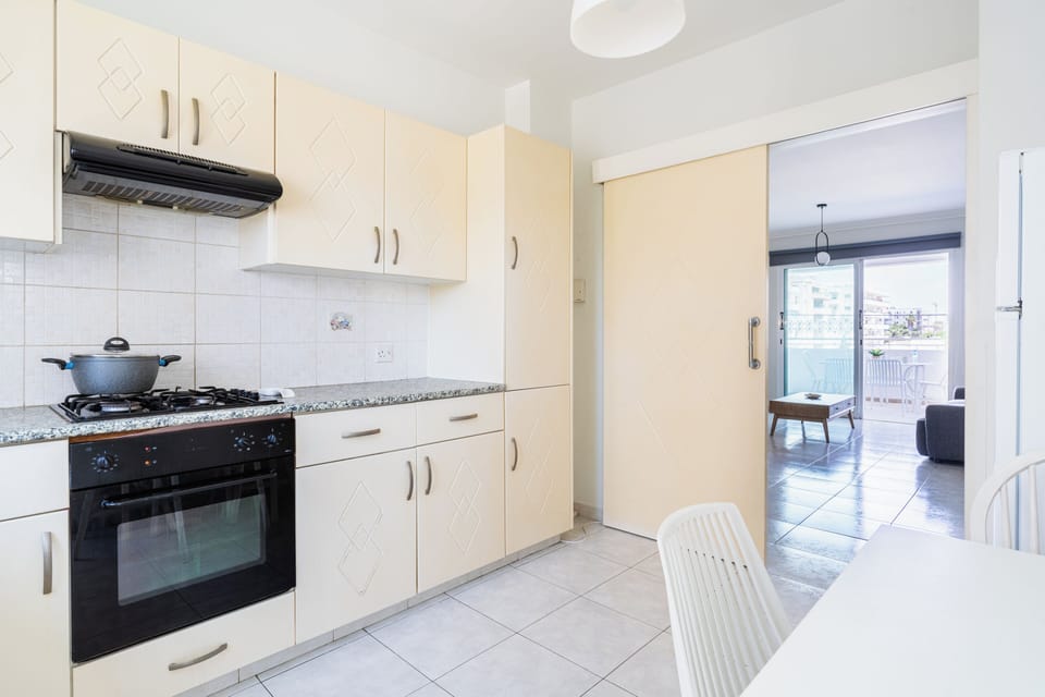 Apartment, 2 Bedrooms, Kitchen, City View | Private kitchen | Coffee/tea maker, full-size fridge, microwave, oven