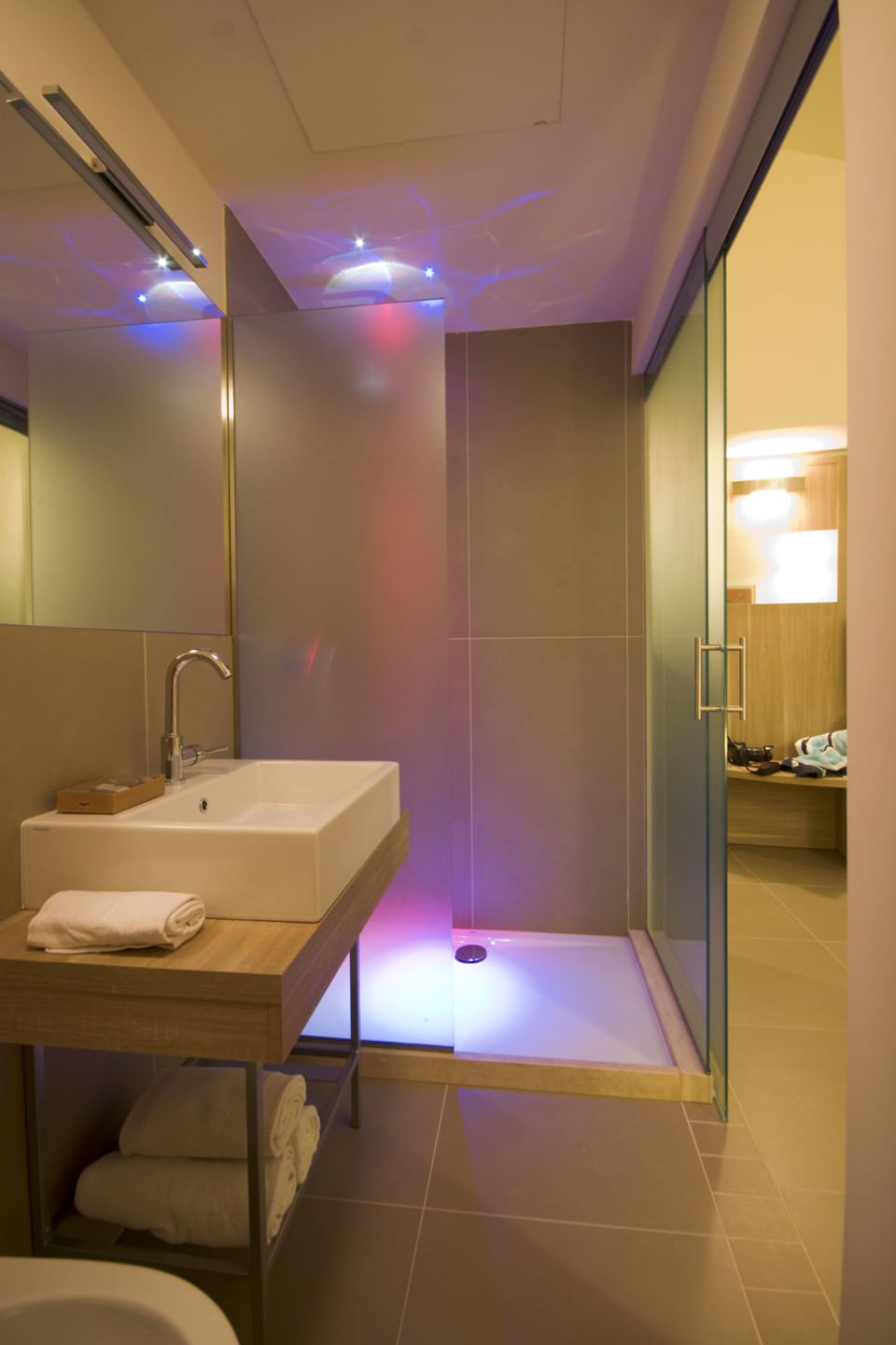 Deluxe Double Room | Bathroom | Shower, rainfall showerhead, free toiletries, hair dryer