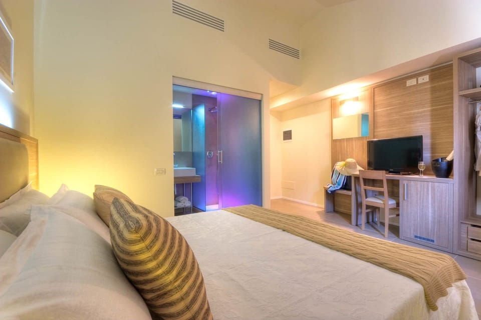 Deluxe Double Room | Premium bedding, minibar, in-room safe, desk