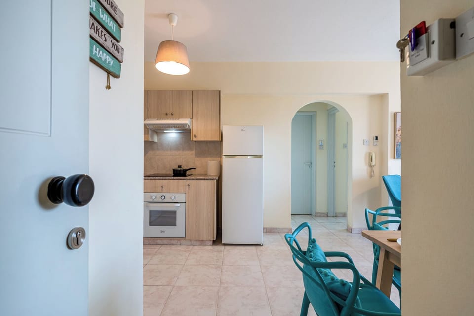 Apartment, 2 Bedrooms, Kitchen, City View | Private kitchen | Coffee/tea maker, full-size fridge, microwave, oven