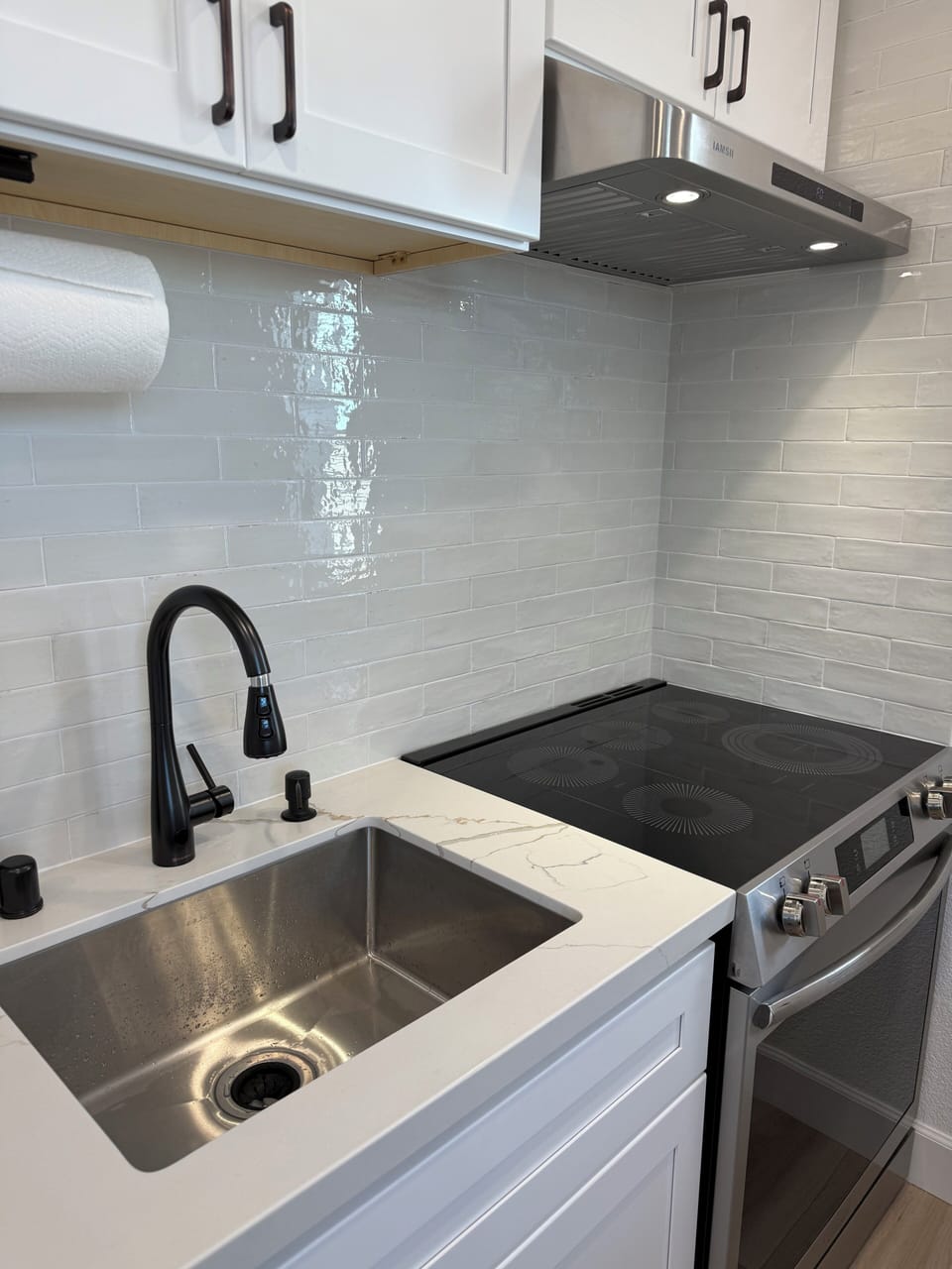 Full kitchen sink with disposal