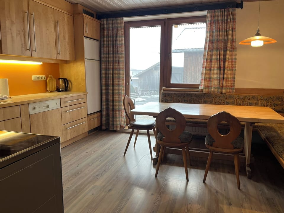 Comfort Apartment, 3 Bedrooms, Patio, Mountain View | Dining room