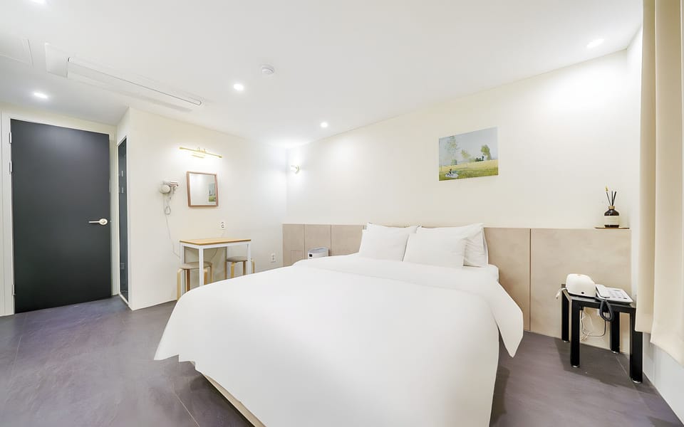 Deluxe Double Room | Desk, free WiFi, bed sheets