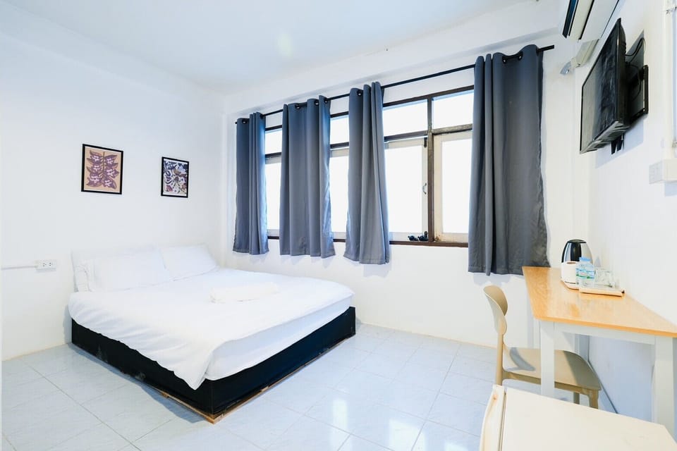 Basic Double Room, 1 Queen Bed, Non Smoking | Desk, free WiFi