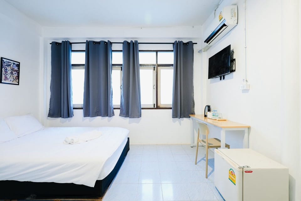 Basic Double Room, 1 Queen Bed, Non Smoking | Desk, free WiFi
