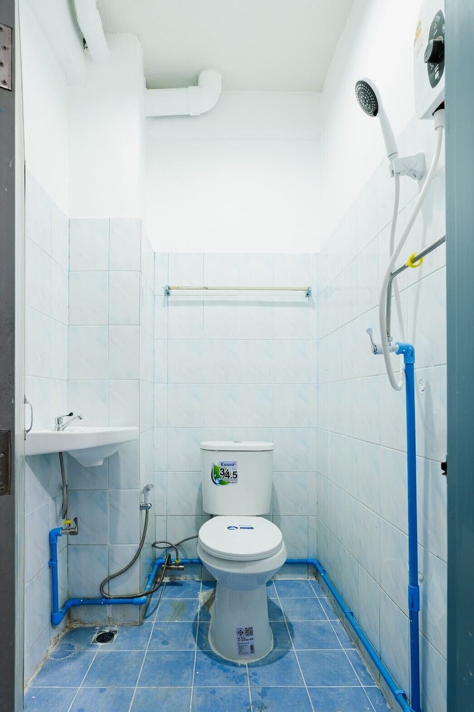 Basic Double Room, 1 Queen Bed, Non Smoking | Bathroom | Shower, towels, soap, shampoo